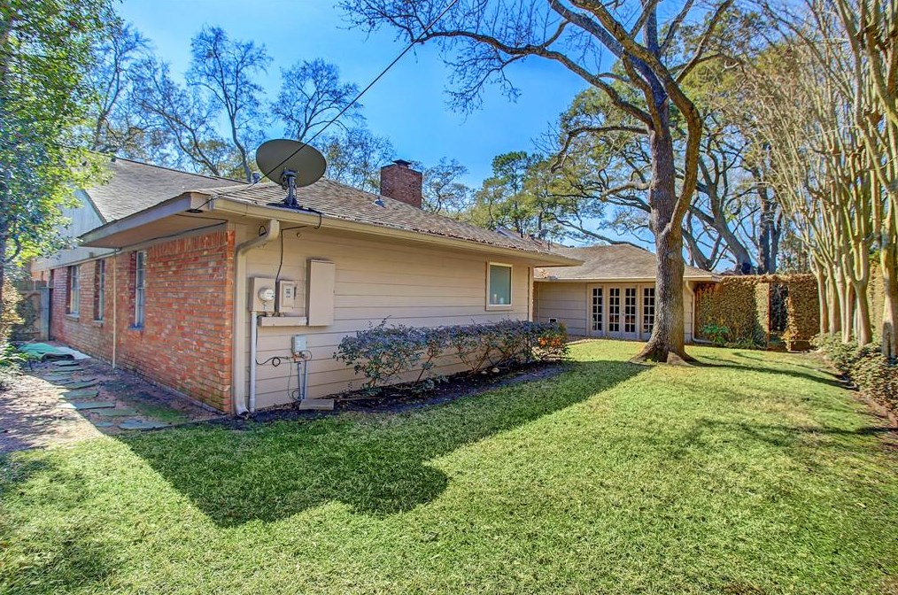 6236 Cedar Crk Dr, Houston TX  77042-2303 exterior