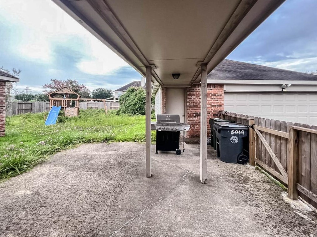 5018 Hearth Holw Ln, Sugar Land TX 77479-3857 exterior