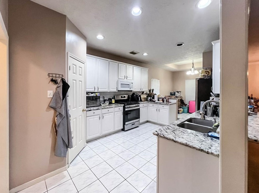 5018 Hearth Holw Ln, Sugar Land TX 77479-3857 exterior