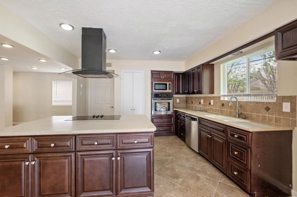 14126 Saddlebend Dr, Houston TX  77070-2547 exterior