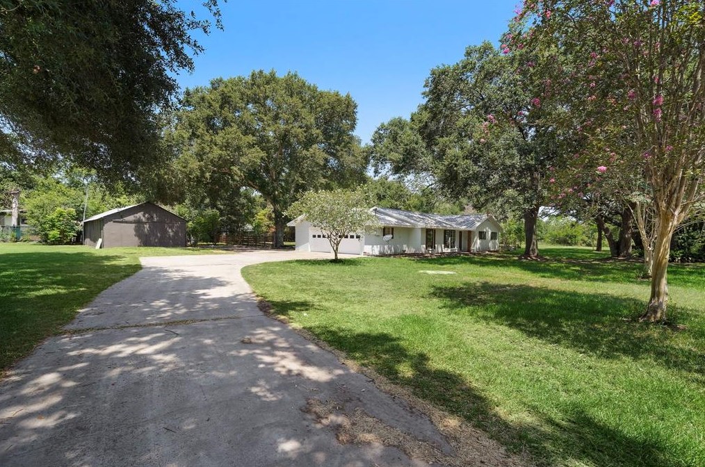 403 7th St, Alvin, TX 77511-5786