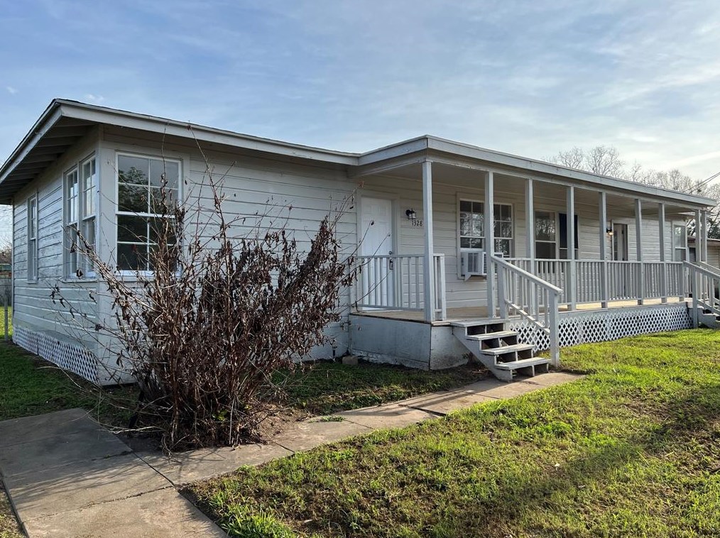 1328 W 10 Th St, Jones Creek, TX 77541