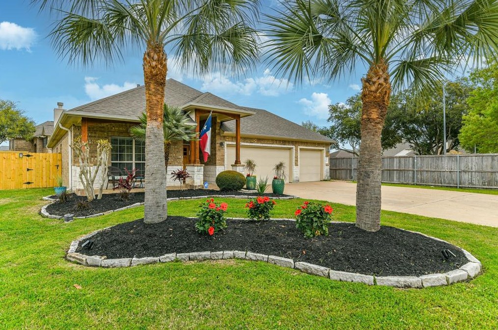 426 Holly Branch Ln, Kemah, TX 77565