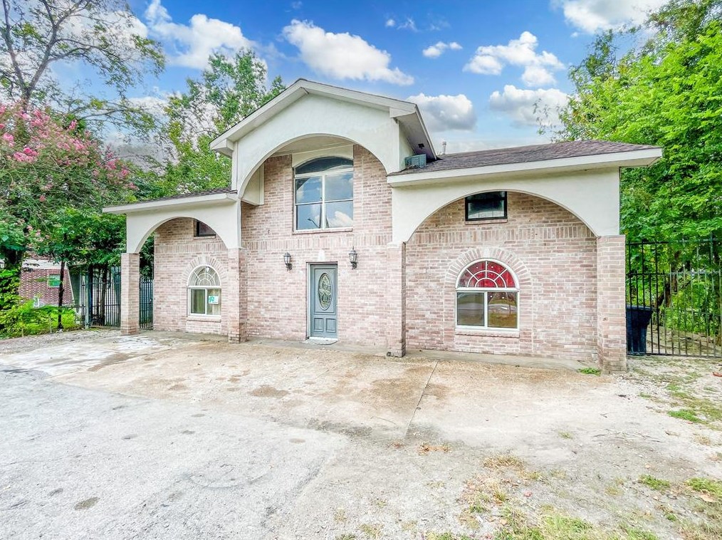 8434 Darlington Dr, Houston, TX 77028-2716