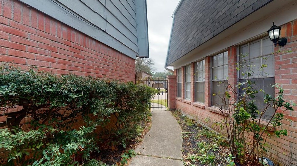 19 Donys Ct, Houston TX  77040-1503 exterior