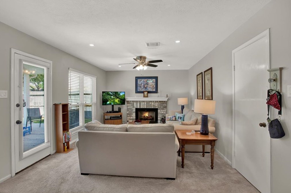 815 Lochnell Dr, Houston TX  77062-2610 exterior