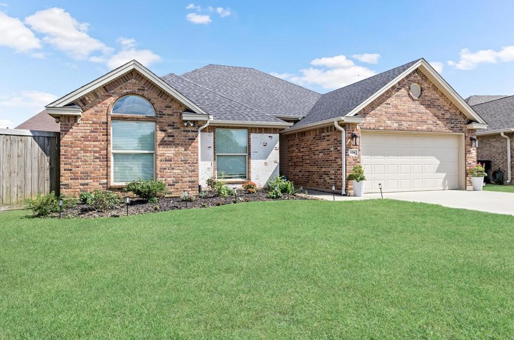 124 Crown Ridge Dr, Nederland, TX 77627-8918