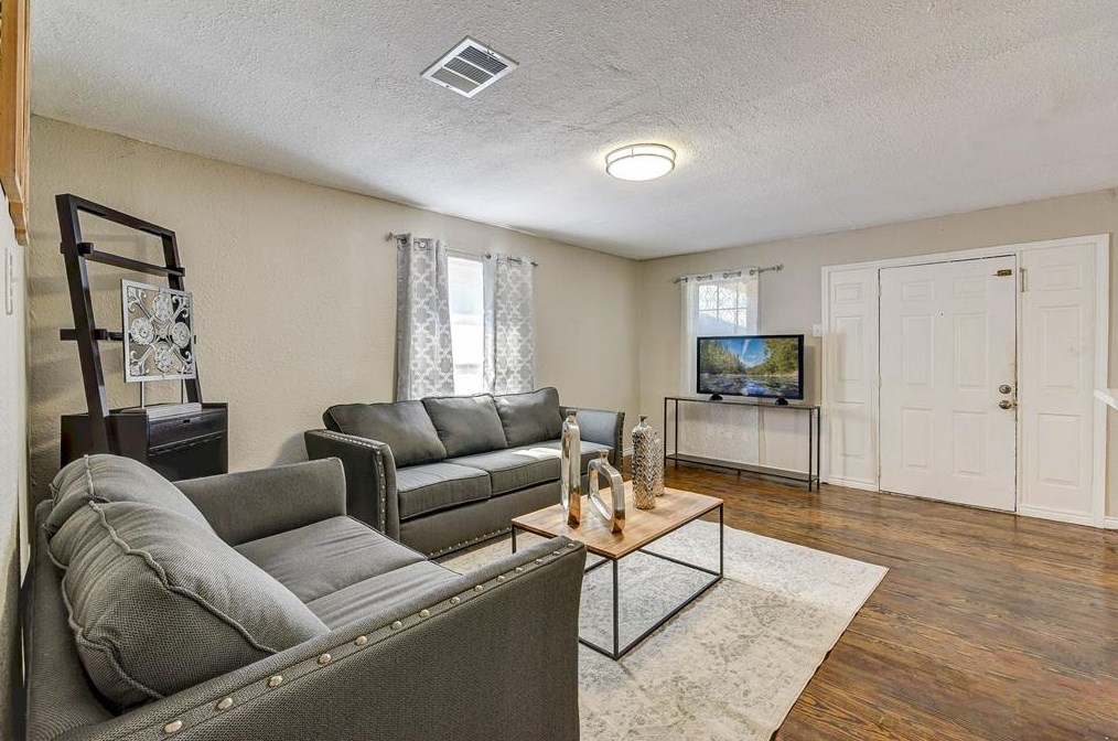 3815 Walker St, Houston, TX 77023