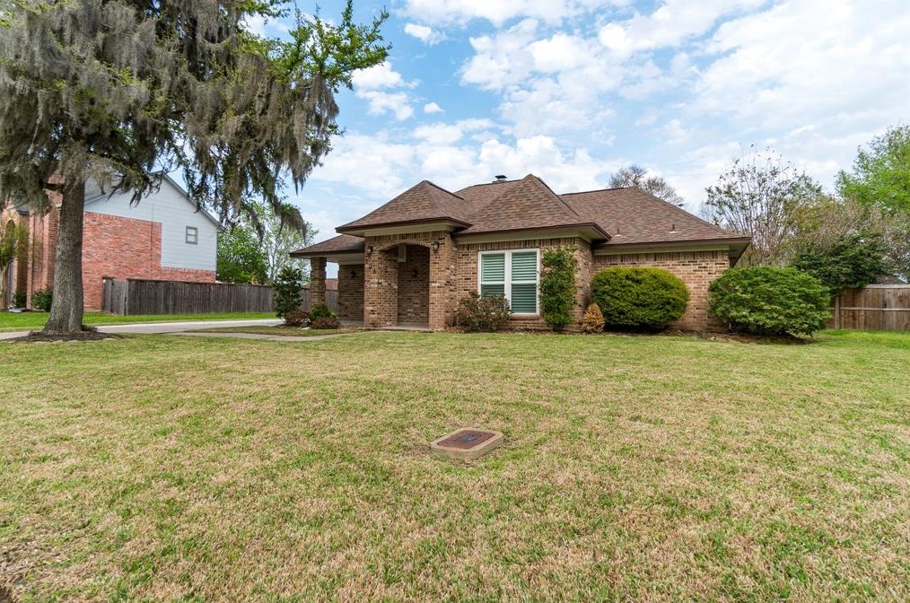 106 Scarlet Oak St, Richwood, TX 77566-4352