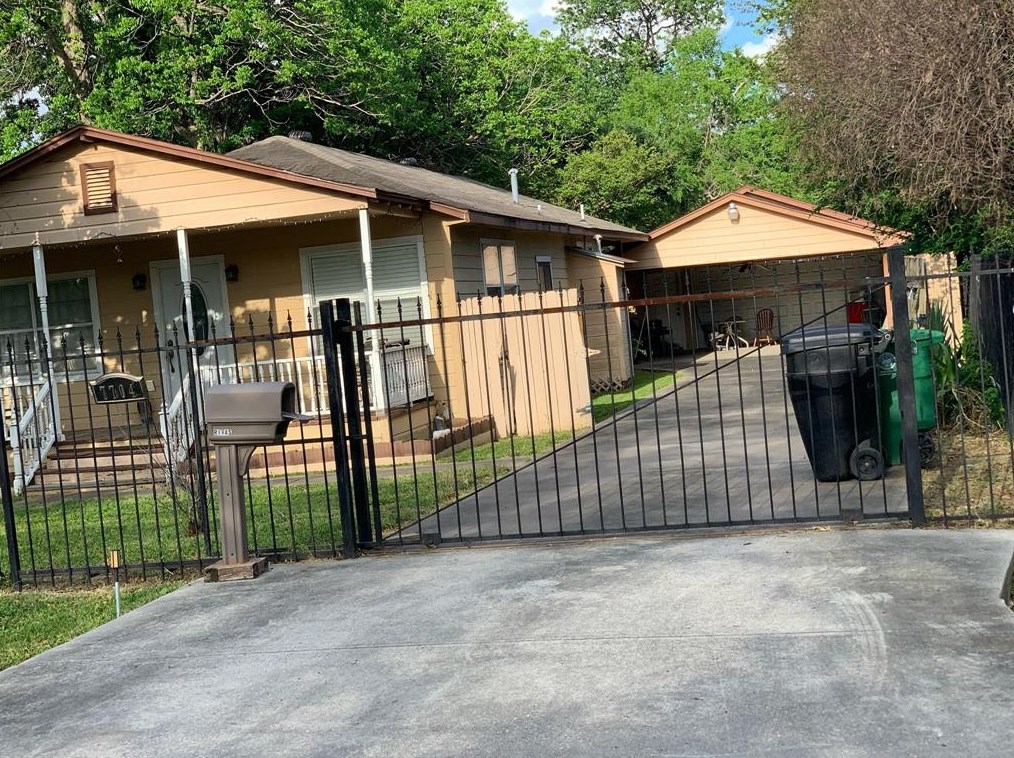 7704 Helmers St, Houston TX  77022-3742 exterior