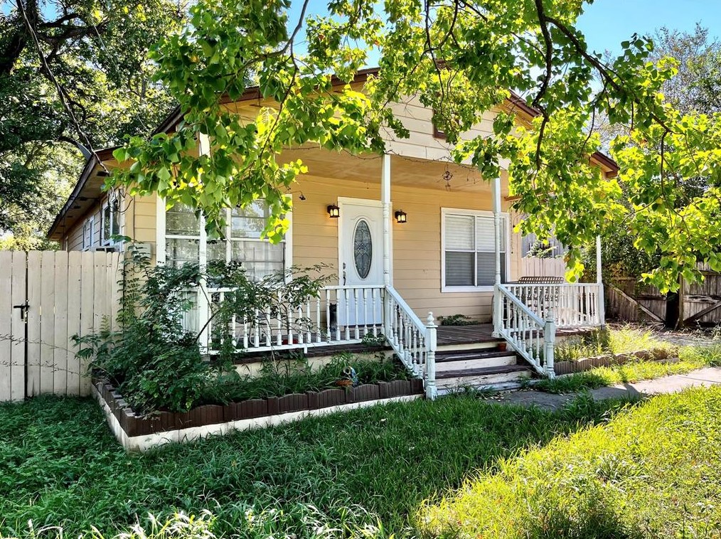 7704 Helmers St, Houston, TX 77022-3742