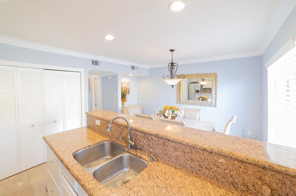 963 Memorial Village Dr, Houston TX  77024-4433 exterior