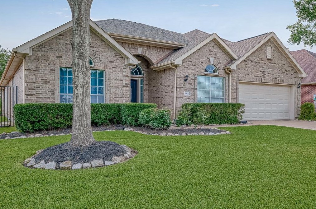 3322 E Cedar Hollow Dr, Pearland, TX 77584