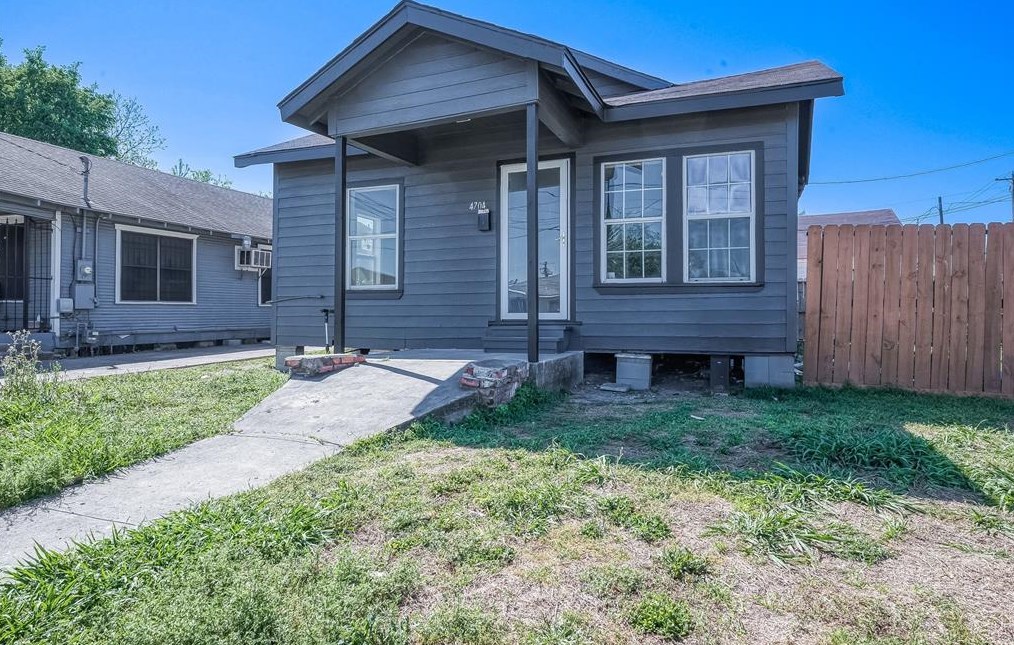 4704 Farmer St, Houston, TX 77020