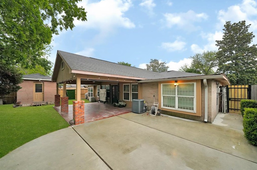 8030 Dodiewood Ln, Houston, TX 77086