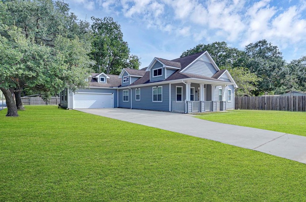 728 Dumble St, Alvin, TX 77511-3319