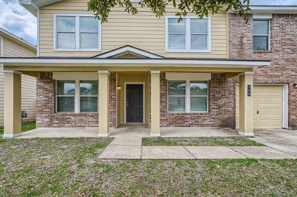 308 Falling Pine Dr, Conroe, TX 77304