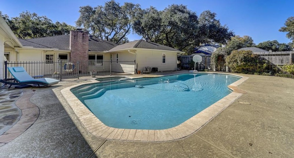 18102 Oakhampton Dr, Houston TX  77084-3261 exterior