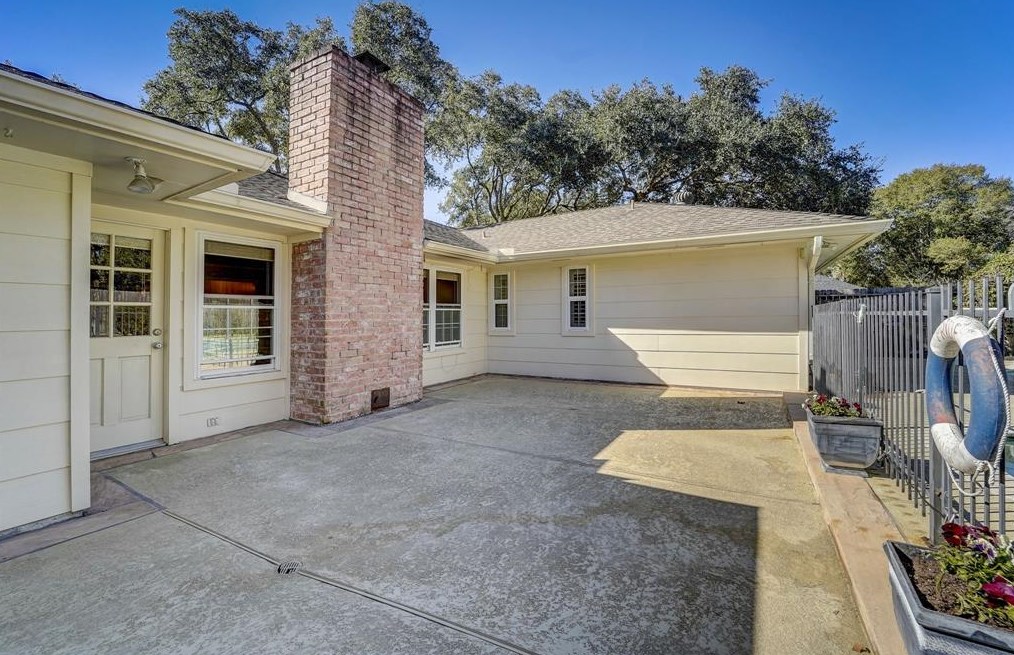 18102 Oakhampton Dr, Houston TX  77084-3261 exterior