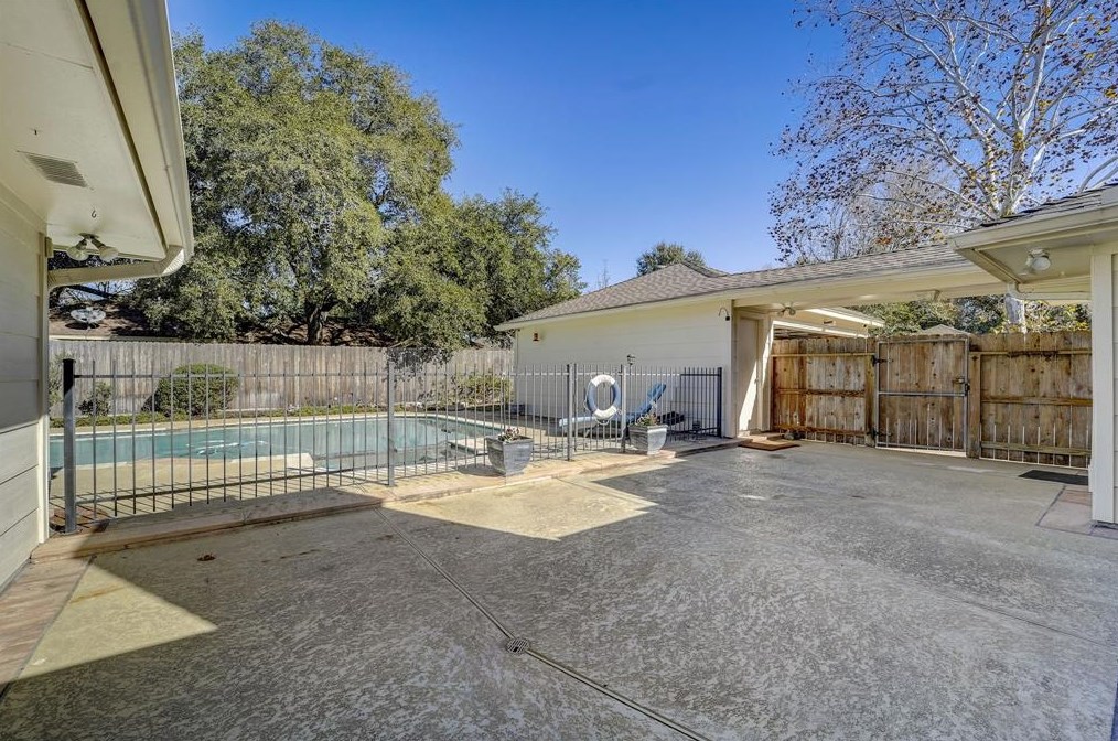 18102 Oakhampton Dr, Houston TX  77084-3261 exterior