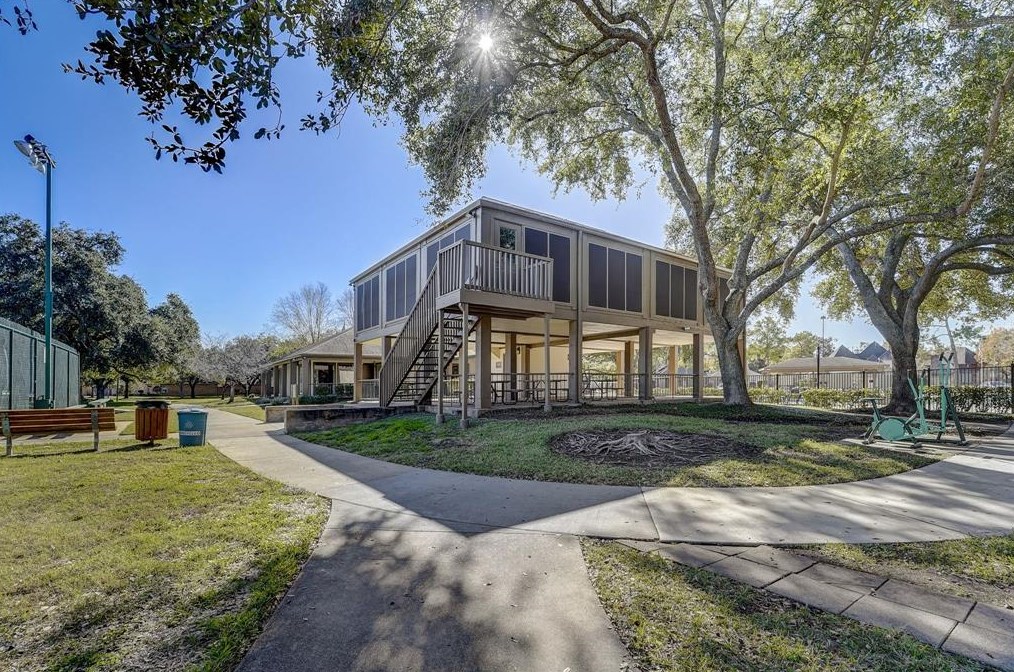 18102 Oakhampton Dr, Houston TX  77084-3261 exterior
