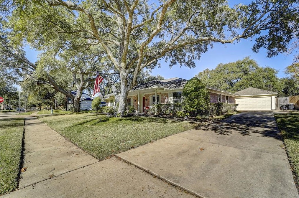 18102 Oakhampton Dr, Houston TX  77084-3200 exterior