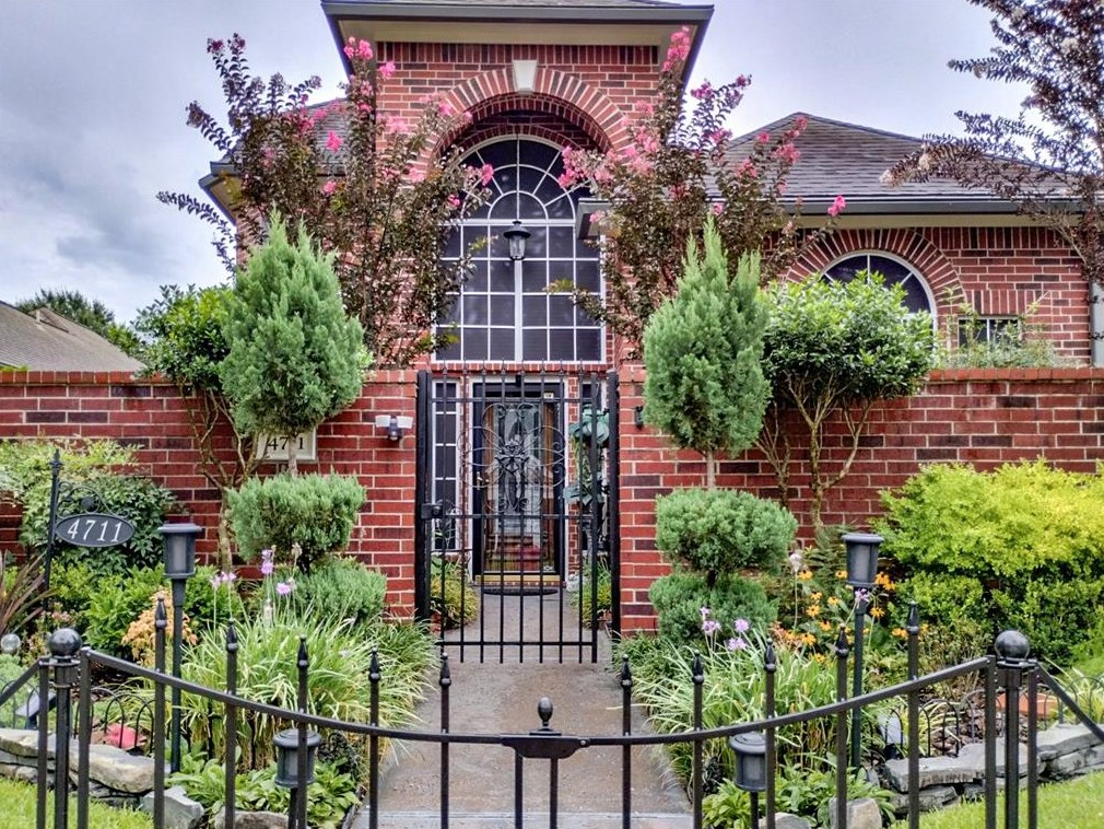 4711 Cashel Castle Dr, Houston, TX 77069