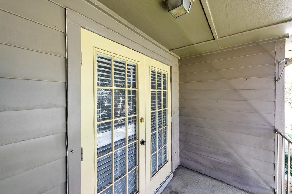 11201 Lynbrook Dr, Houston TX  77042-1357 exterior