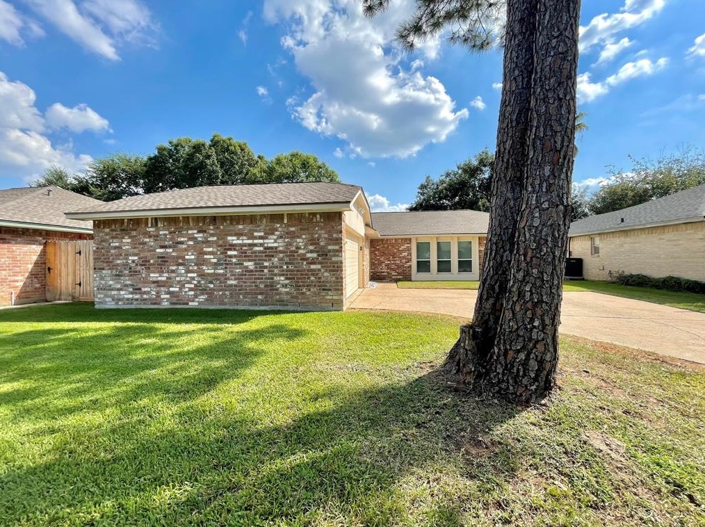 16319 Maplemont Dr, Houston, TX 77095