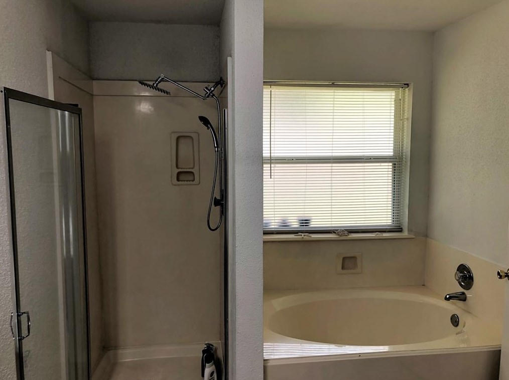 7926 Log Holw Dr, Houston TX  77040-1810 exterior