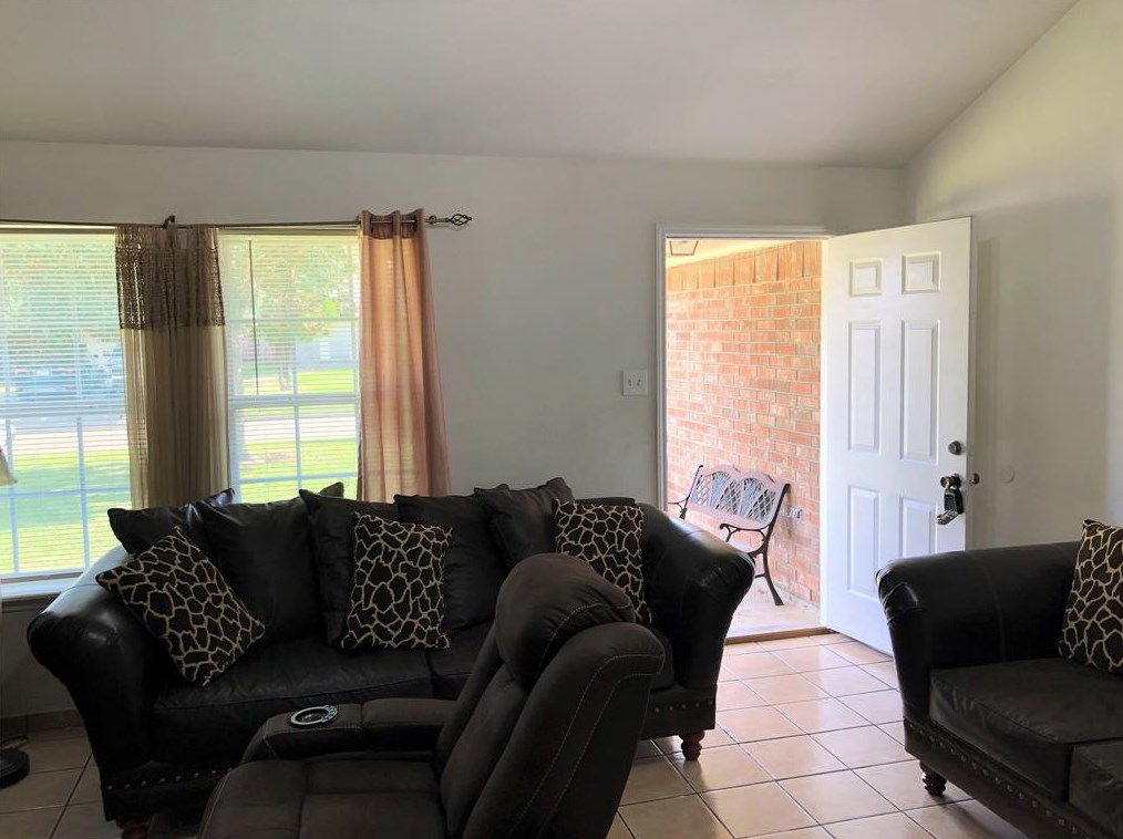 7926 Log Holw Dr, Houston TX  77040-1810 exterior