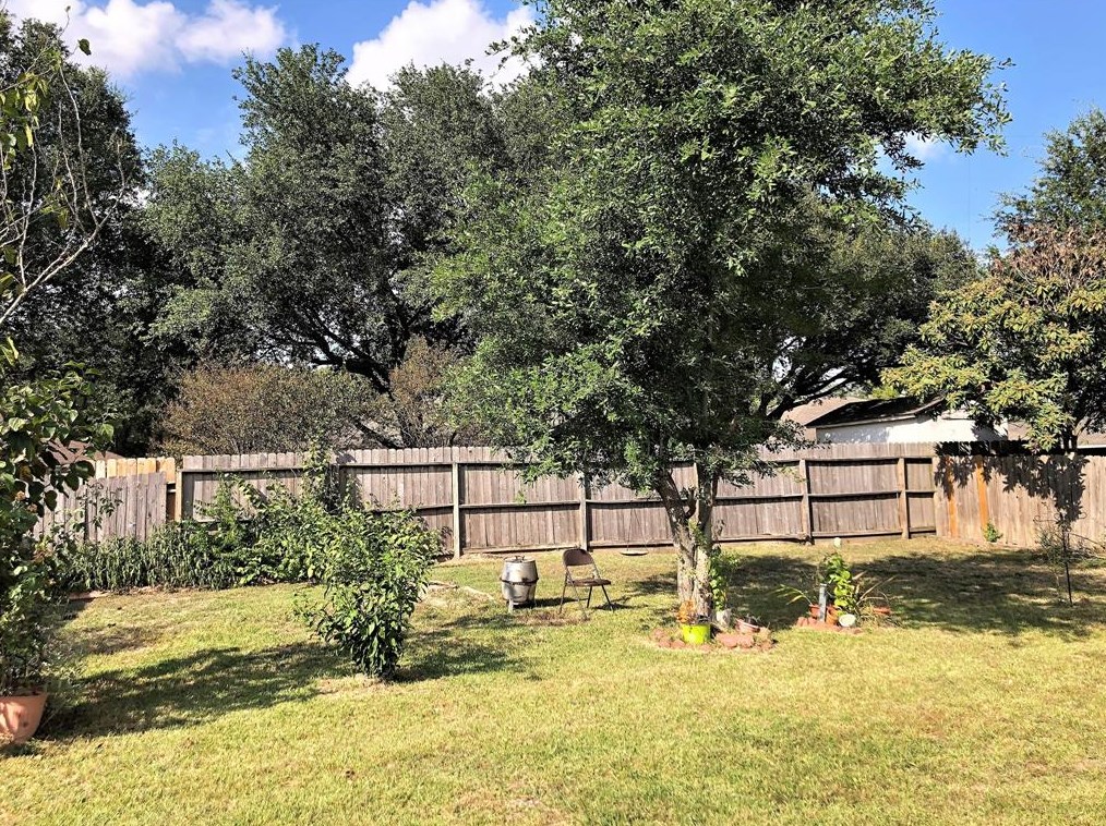 7926 Log Holw Dr, Houston TX  77040-1810 exterior