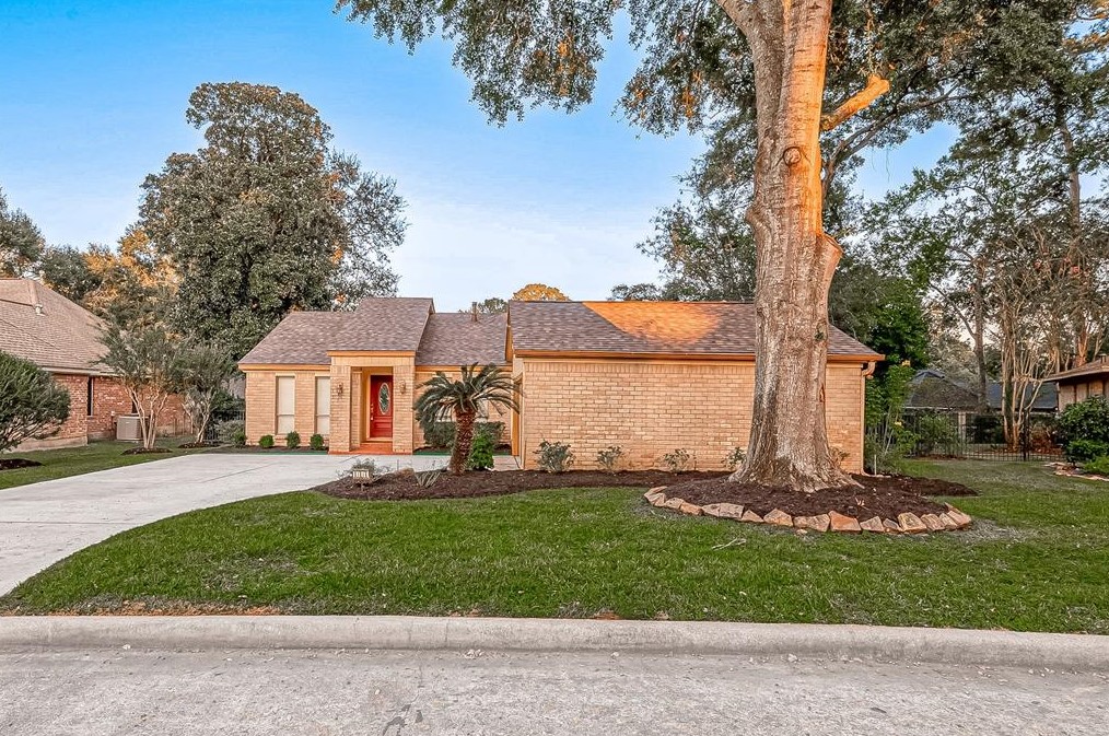 114 Quiet Wind Dr, Montgomery TX 77356-5949 exterior