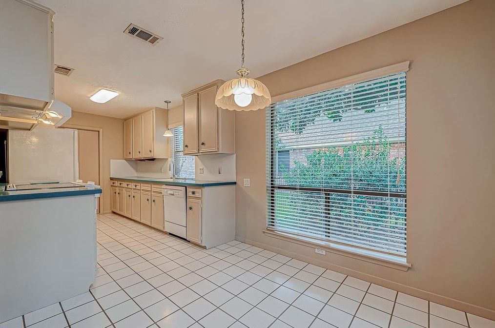 114 Quiet Wind Dr, Montgomery TX 77356-5949 exterior