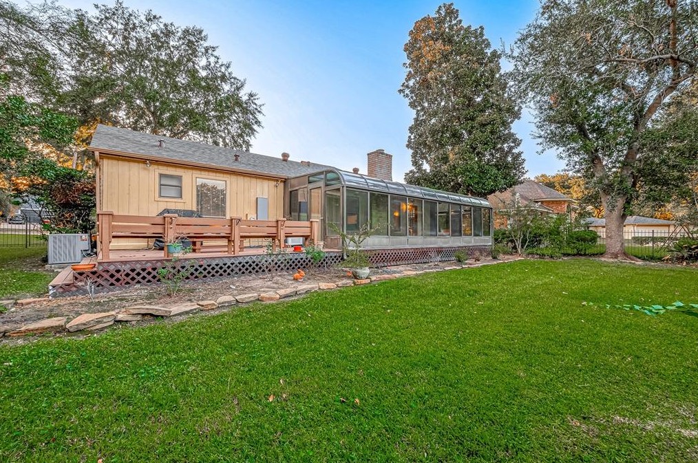 114 Quiet Wind Dr, Montgomery TX 77356-5949 exterior