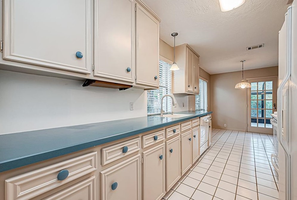 114 Quiet Wind Dr, Montgomery TX 77356-5949 exterior