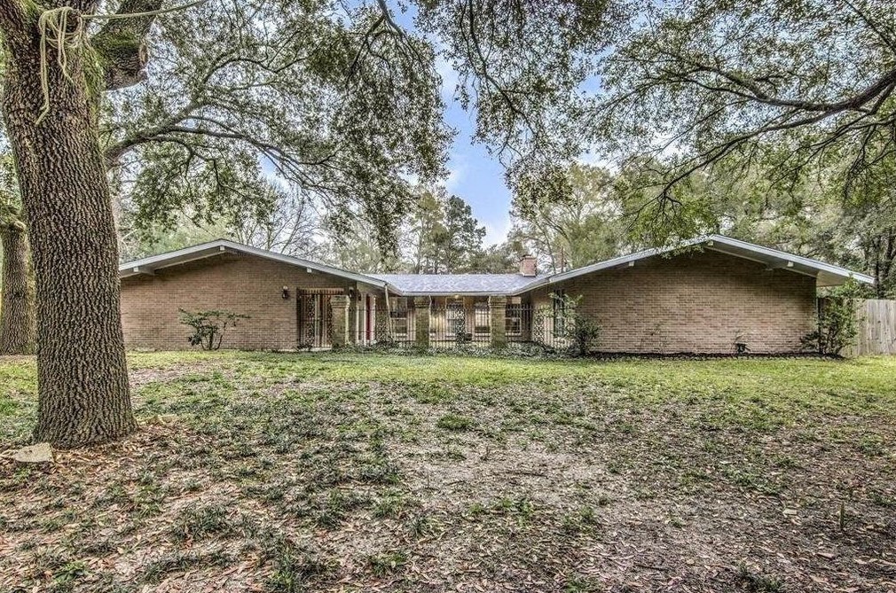 809 Brook Hollow Dr, Conroe, TX 77385