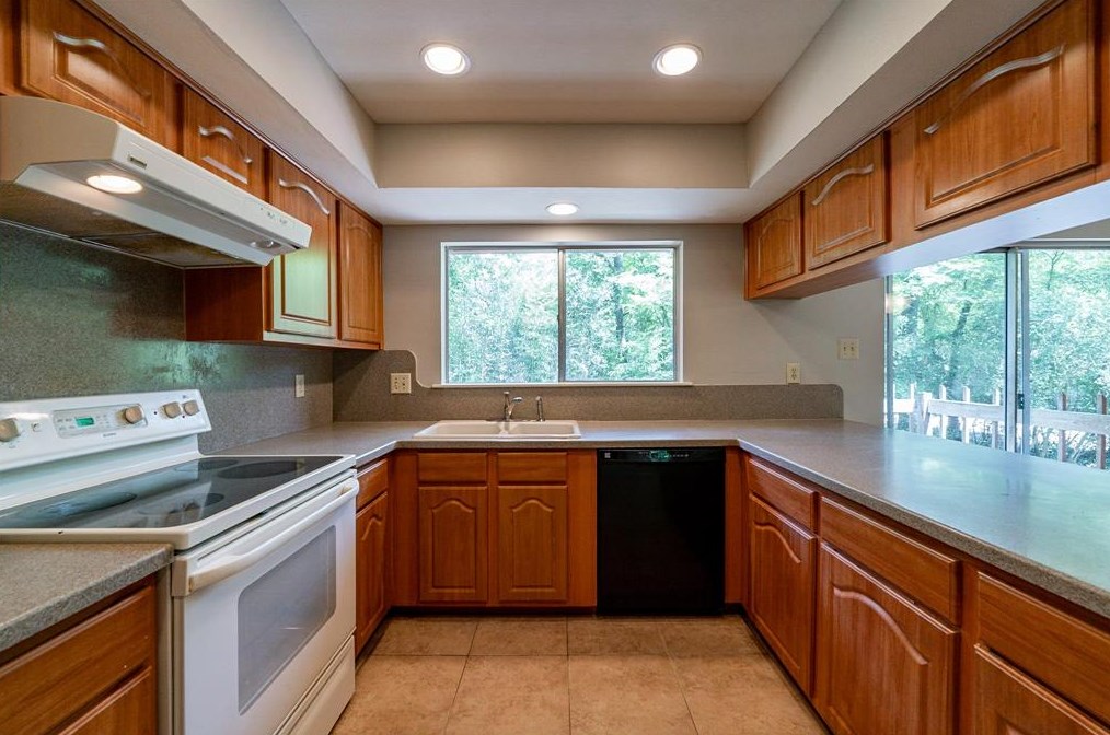 17 Kittiwake Ct, Spring, TX 77380-3320