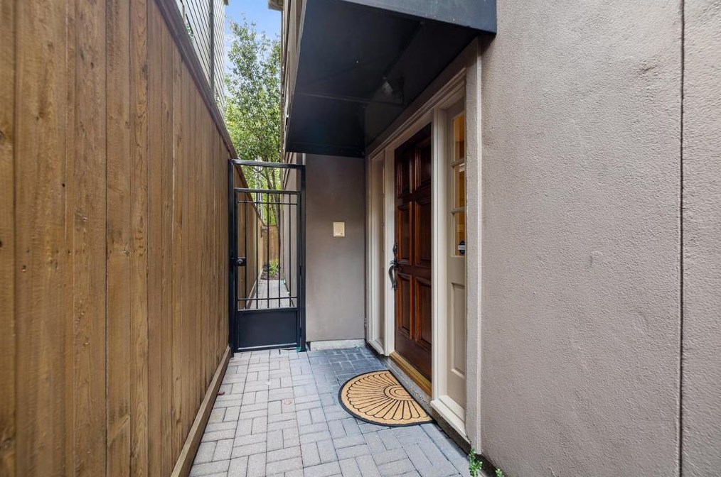 1239 Pierce St, Houston, TX 77019-4184