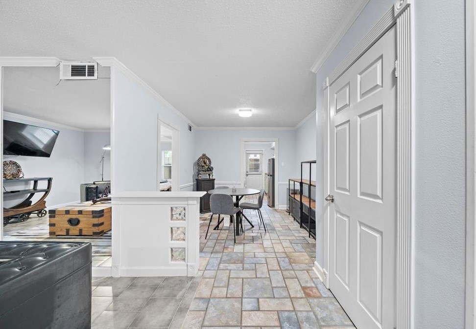 8289 Kingsbrook Rd, Houston, TX 77024-3398
