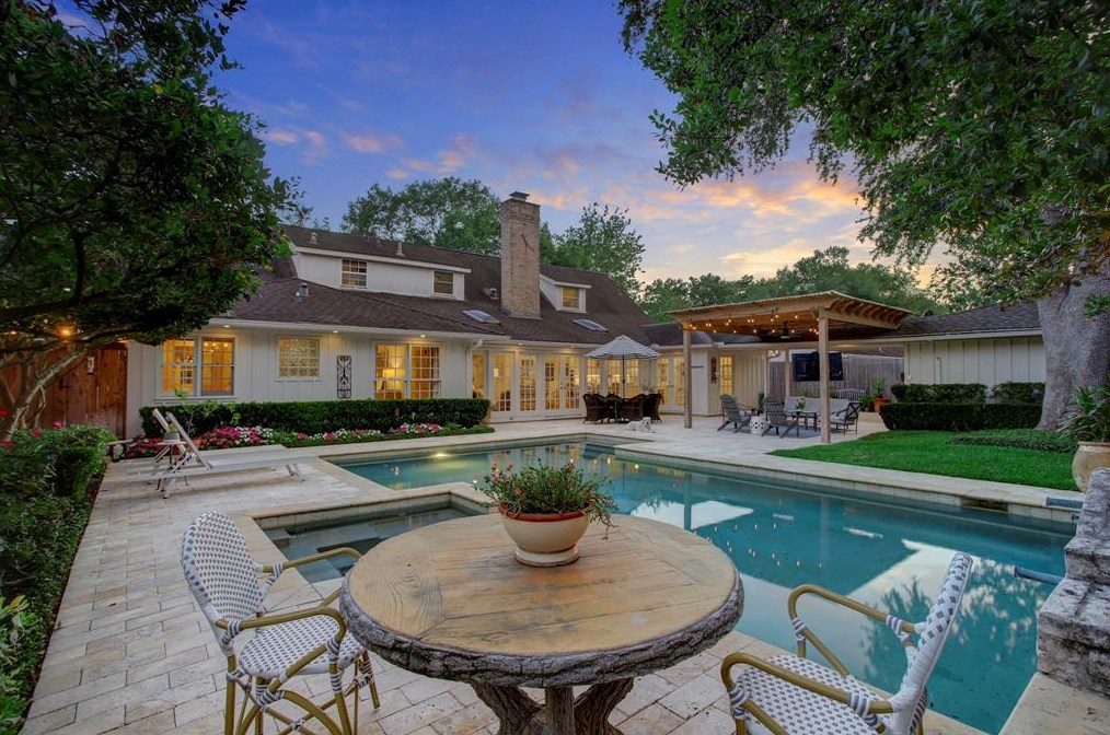 6230 Valley Forge Dr, Houston, TX 77057-1155