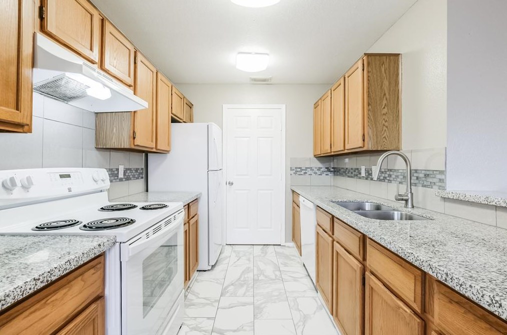 8237 Creekbend Dr, Houston TX  77071-1135 exterior