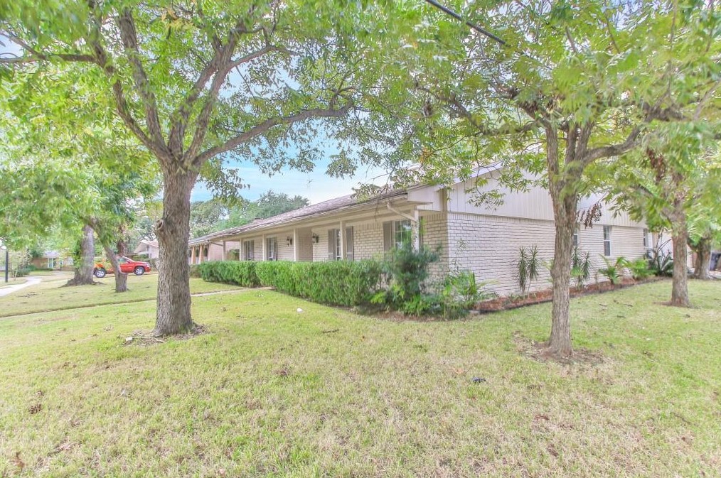 3839 Sun Valley Dr, Houston, TX 77025-4138