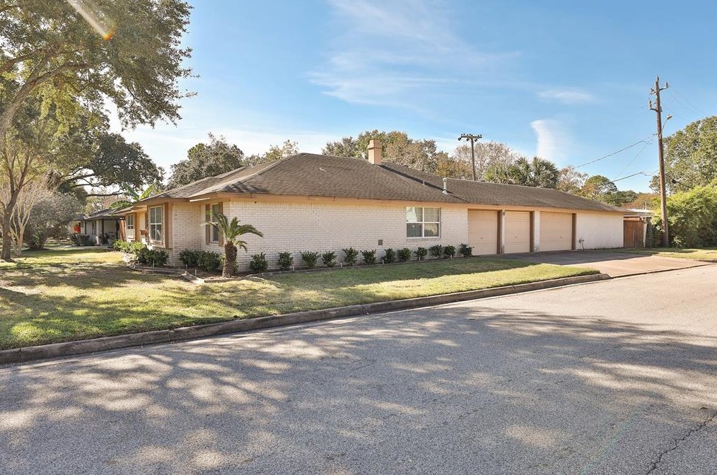 8002 Mullins Dr, Houston TX  77081-7414 exterior