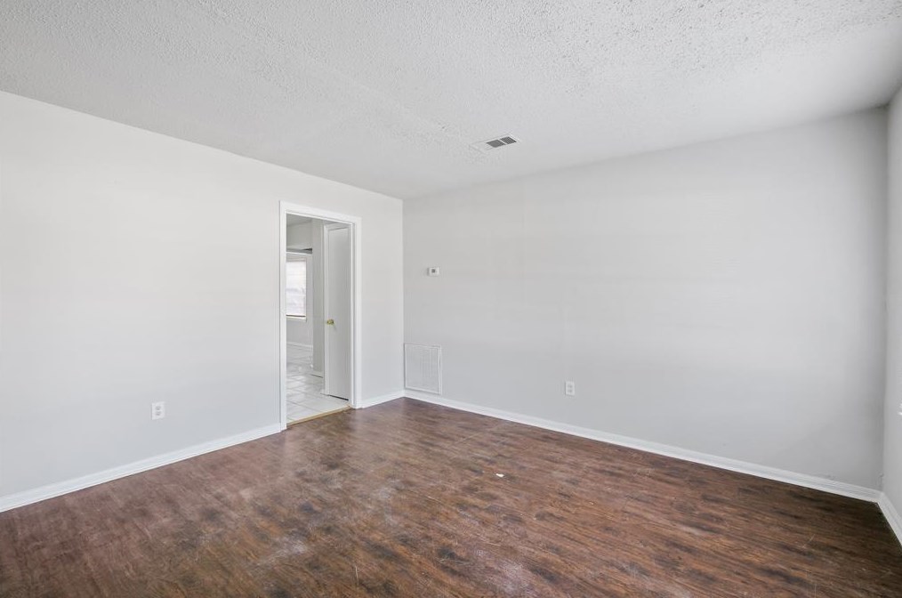 6034 Lyndhurst Dr, Houston TX  77033-1316 exterior