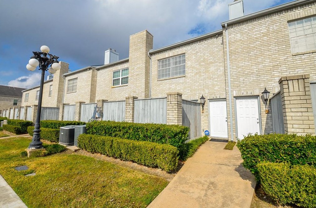 306 Wilcrest Dr, Houston TX  77042-1008 exterior