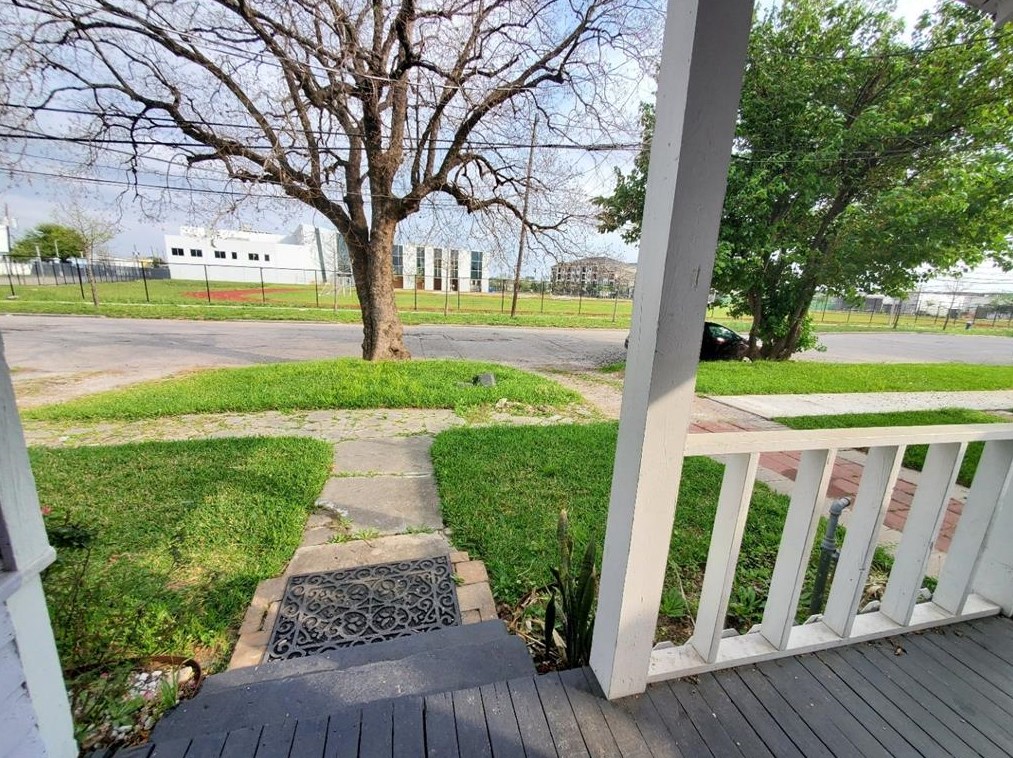 1710 Sampson St, Houston TX  77003-5432 exterior