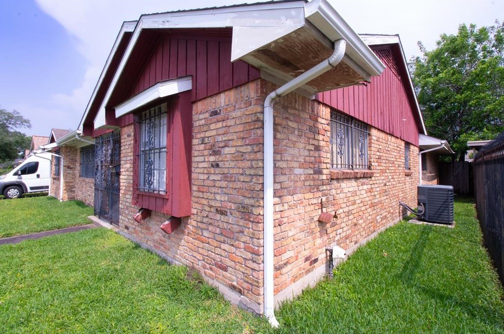 315 Parliament Dr, Houston, TX 77034-2323