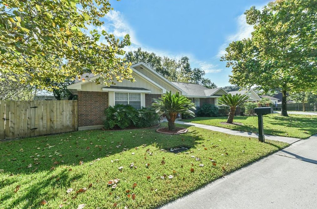 105 4th St, South Houston, TX 77587-4178
