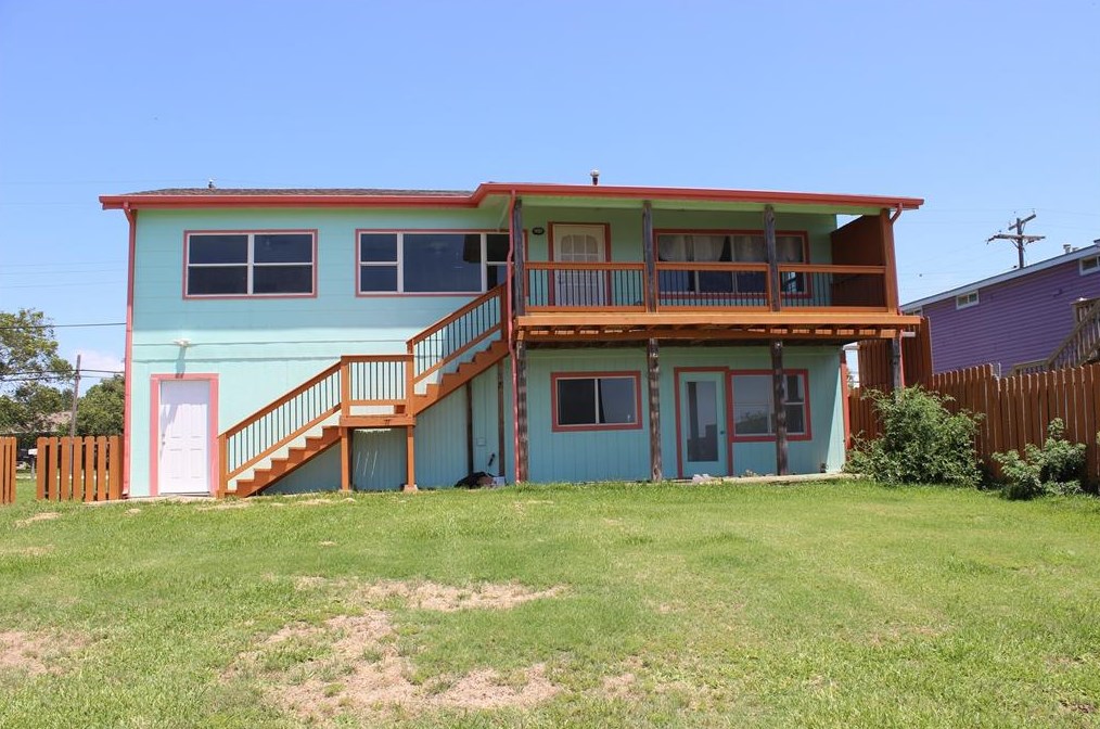 323 E Bayshore Dr, Palacios, TX 77465
